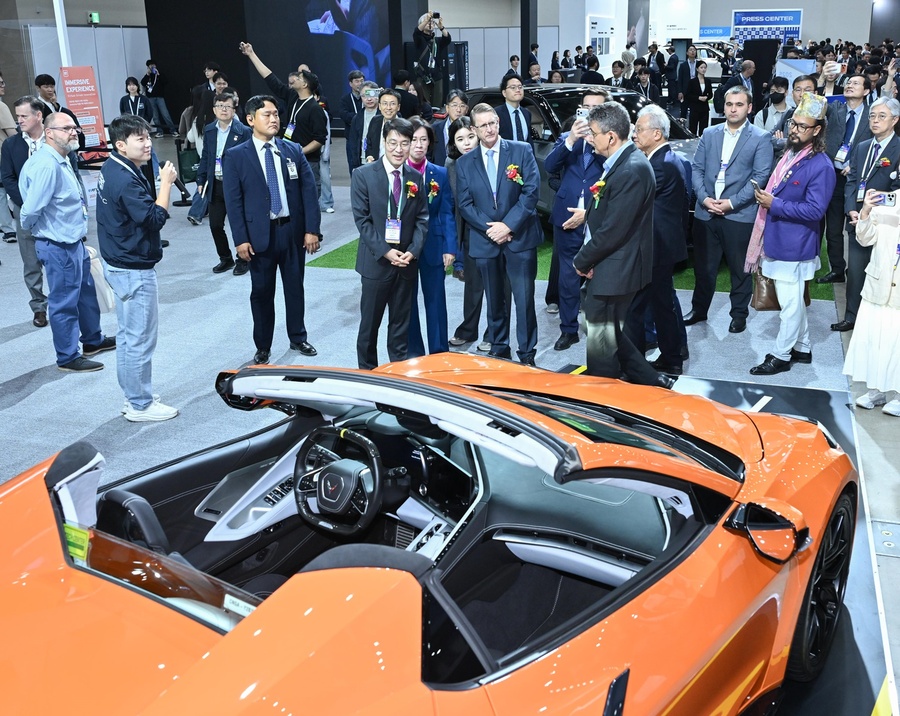 ▲ 모빌리티관이 위치한 동관 로비에서는 세계 최초로 컨베이어벨트에서 대량 생산된 포드 T모델부터 영화배우 제임스 딘이 탔던 포르쉐 356까지 다양한 클래식카 전시와 함께, BYD·현대차·모트렉스 등 전기차 시승 행사도 진행됐다.ⓒ대구시