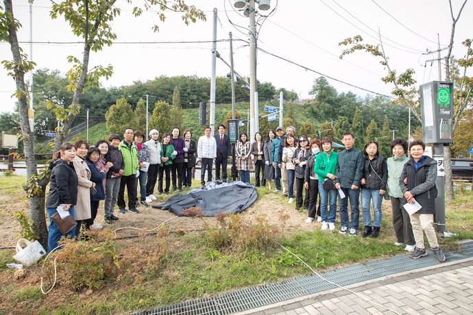 ▲ 강범석 인천 서구청장을 비롯한 구의원, 주민들이 지난 21일 석남이음숲에서 진행된 전자파 신호등 제막식에서 기념 촬영을 하고 있다. ⓒ서구 제공
