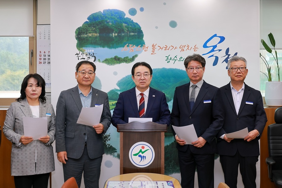 ▲ 내년 충북 지역에서 농어촌 기본소득 시범사업 대상지 선정에서 탈락해 지역 내부에서 ‘홀대론’이 확산되고 있다. 이 사업은 인구감소지역 주민에게 월 15만 원 상당 지역사랑상품권을 2년간 지급하는 국정과제 시범사업이다. 충북에서는 옥천군 등 5개 지자체가 신청했으나 모두 탈락했고, 특히 옥천군은 1차 통과했으나 2차에서 최종 선정에서 빠졌다. 황규철 옥천군수가 22일 농어촌기본소득 시범사업 탈락과 관련해 기자회견을 하고 있다.ⓒ옥천군