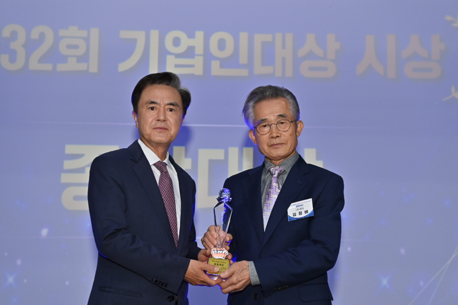 ▲ 22일 충남 아산 디바인밸리에서 열린 2025년도 충남도 기업인대상에서 ‘종합대상’에 천안의 자동차부품 전문기업인 ㈜한도(대표 김정배)가 수상했다. 김태흠 충남도지사가 김정배 한도대표(우)에게 상을 주고 있다.ⓒ충남도