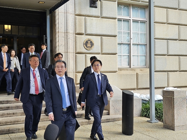 ▲ 22일(현지시각) 김용범 대통령실 정책실장(사진 가운데)과 김정관 산업통상부 장관(오른쪽) 등한국 측 대표단이 미국 워싱턴 D.C.에 있는 미국 상무부 청사에서 하워드 러트닉 상무부 장관과 만난 뒤 청사를 나서고 있다.ⓒ연합뉴스