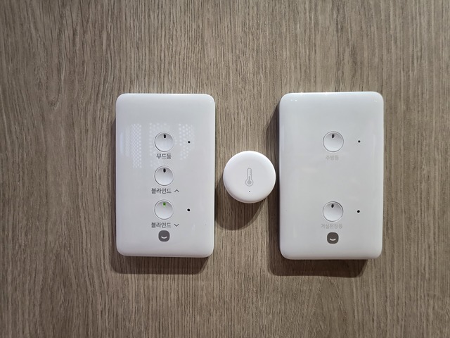 ▲ 숙소 벽면에 부착된 스마트 버튼과 온도 감지 센서의 모습.ⓒ이가영 기자