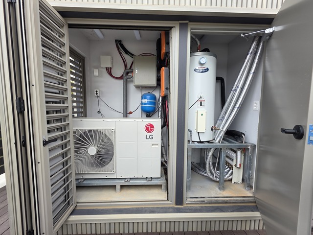 ▲ LG스마트코티지 외부에 있는 설치된 시스템보일러 등 설비.ⓒ이가영 기자