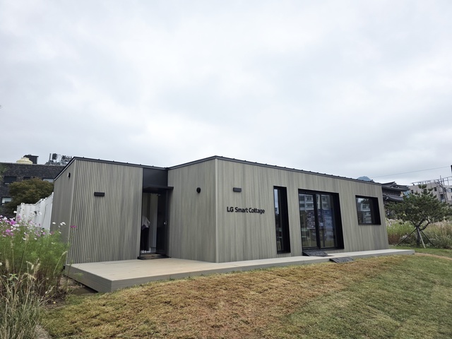 ▲ 서울 종로구 '열린송현 녹지광장'에 설치된 LG스마트코티지 16평형 신모델.ⓒ이가영 기자