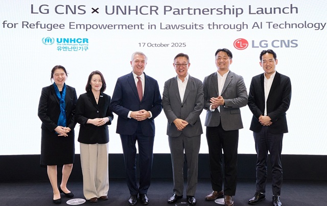 ▲ LG CNS CEO 현신균 사장(오른쪽 세번째)과 UN난민기구 최고대표 필리포 그란디(왼쪽 세번째)가 파트너십 체결식에서 사진촬영하는 모습.ⓒLG CNS