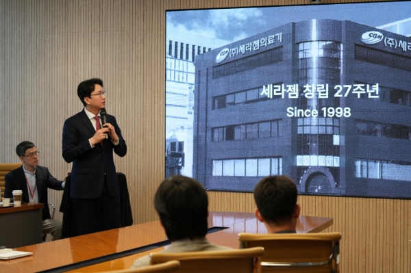 ▲ 세라젬 창립 27주년 타운홀미팅에서 이경수 대표이사 사장이 임직원들에게 회사 비전에 대한 메시지를 전하고 있다.ⓒ세라젬