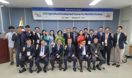 ▲ 아산시 농업기술센터에서 농업연수에 나서는 자매도시 베트남 닌빈성의 농업분야 공무원과 농업인 등 13명이 기념촬영을 하고 있다.ⓒ아산시