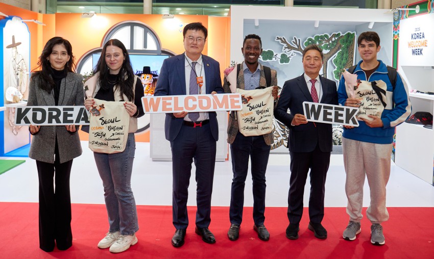 ▲ 김대현 문화체육관광부 제2차관이 23일 인천 영종도 인천국제공항 제1여객터미널에서 열린 2025년 하반기 환영주간 개막행사에서 이부진 한국방문의해위원회 위원장과 함께 외국인 관광객에게 선물을 전달한 뒤 기념촬영을 하고 있다.ⓒ문체부