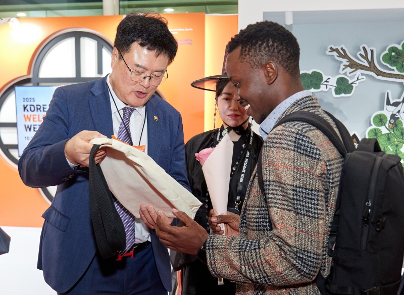 ▲ 김대현 문화체육관광부 제2차관이 23일 인천 영종도 인천국제공항 제1여객터미널에서 열린 2025년 하반기 환영주간 개막행사에서 외국인 관광객에게 선물을 전달하고 있다.ⓒ문체부