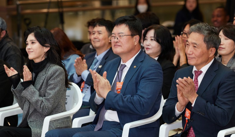 ▲ 김대현 문화체육관광부 제2차관이 23일 인천 영종도 인천국제공항 제1여객터미널에서 열린 2025년 하반기 환영주간 개막행사에서 손뼉을 치고 있다.ⓒ문체부