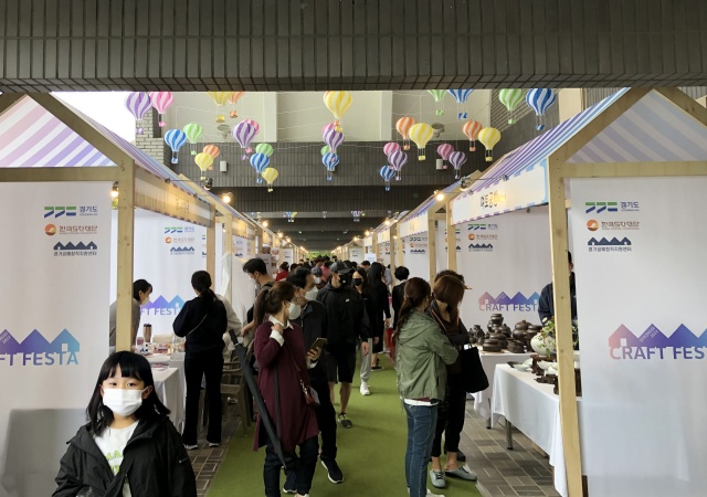 ▲ 지난해 열린 경기공예페스타에서 공예문화를 체험중인 관람객들. ⓒ한국도자재단 제공
