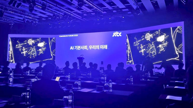 ▲ 상명대 AR·VR미디어디자인전공 학부생들이 생성형 AI 플랫폼 기반으로 제작한 영상이 JTBC ‘투모로우 포럼 2025(TOMORROW GORUM 2025)’에서 공개되고 있다.ⓒ상명대