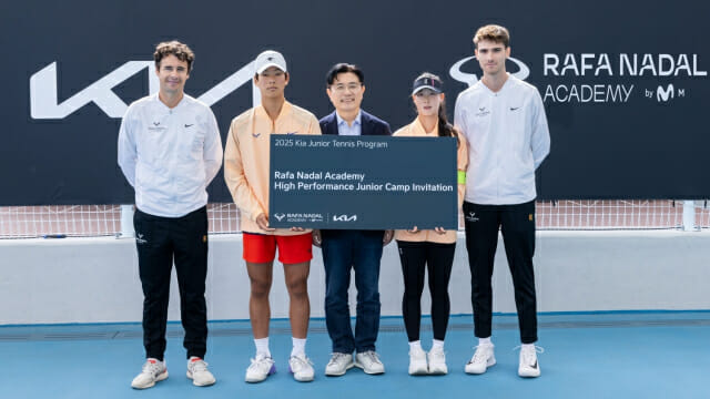 ▲ 기아 주니어 테니스 프로그램에서 우수한 기량을 보여준 김시윤, 홍예리 선수와 기아 고객경험본부장 류창승 전무, 라파 나달 아카데미 소속 코치진이 기념 사진을 촬영하고 있는 모습. 사진 왼쪽부터 토메오 살바 라파 나달 아카데미 소속 코치, 김시윤 선수, 류창승 기아 고객경험본부장, 홍예리 선수, 마크 고메즈 마르티네즈 라파 나달 아카데미 소속 코치. ⓒ기아