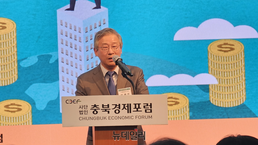 ▲ 이재진 충북경제포럼 회장이 23일 오전 청주 엔포드호텔에서 열린 제264차 월례강연회에 앞서 인사말을 하고 있다.ⓒ김정원 기자