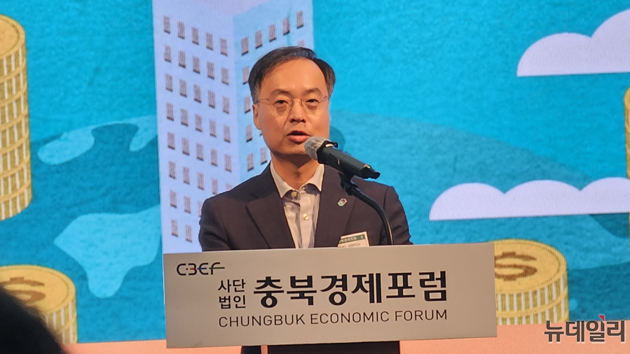 ▲ 이복원 충북도 경제부지사가 23일 오전 청주 엔포드호텔에서 열린 충북경제포럼에 참석, 인사말을 하고 있다.ⓒ김정원 기자