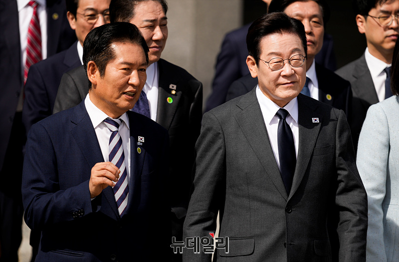 ▲ 제 80차 유엔(UN) 총회 참석차 출국하는 이재명 대통령이 22일 오전 경기 성남시 서울공항에서 공군 1호기를 향해 이동하며 정청래 더불어민주당 대표와 대화를 나누고 있다.ⓒ경기 성남=서성진 기자