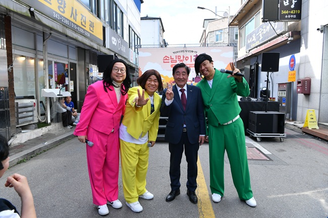 ▲ 횡성군이 25일까지 횡성전통시장 일원에서 '2025년 청년소상공인 & 횡성전통시장 손님맞이 축제'를 운영한다. ⓒ횡성군