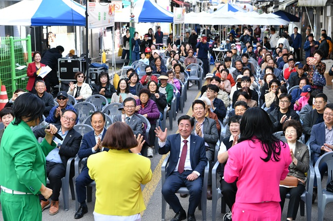 ▲ 횡성군이 25일까지 횡성전통시장 일원에서 '2025년 청년소상공인 & 횡성전통시장 손님맞이 축제'를 운영한다. ⓒ횡성군