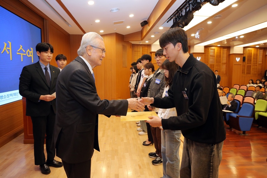 ▲ 재단법인 행소장학재단(이사장 신일희)은 21일 오후 3시,‘2025년도 장학증서 수여식’을 열고 경제적으로 어려움에도 성적이 우수한 학생들에게 장학증서와 장학금을 전달했다.ⓒ계명대