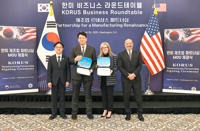 ▲ 조원태 한진그룹 회장이 올해 8월 보잉과 약 70조원 규모의 계약을 체결하고 기념촬영하고 있는 모습. ⓒ대한항공