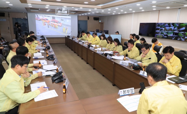 ▲ 재난안전상황실의 토론훈련과 hy 평택공장의 현장훈련을 실시간으로 연계해 진행된 재난대응 안전한국훈련ⓒ평택시 제공