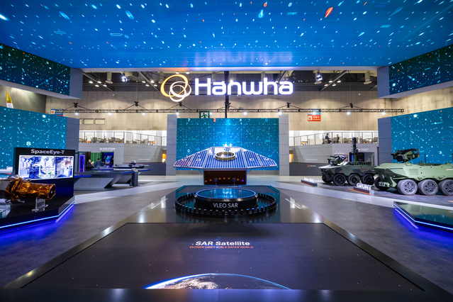▲ 한화시스템은 ADEX 2025에서 우주 분야 초저궤도(VLEO) 초고해상도(UHR) SAR 위성 목업을 국내 최초로 선보였다. ⓒ한화시스템