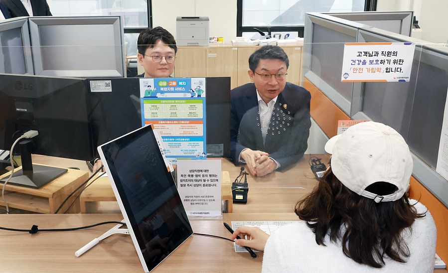 ▲ 이억원 금융위원장이 23일 오전 서울 중구 중앙 서민금융통합지원센터에 방문해 상담현장을 둘러보며 현장 상담원들의 생생한 목소리를 듣고 현행 제도의 개선 방향에 대해 논의했다.ⓒ금융위