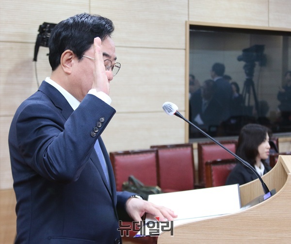 ▲ 고창섭 충북대 총장이 23일 오전 충북대학교에서 열린 국회 교육위원회의 국정감사에 앞서 선서를 하고 있다.ⓒ이길표 기자