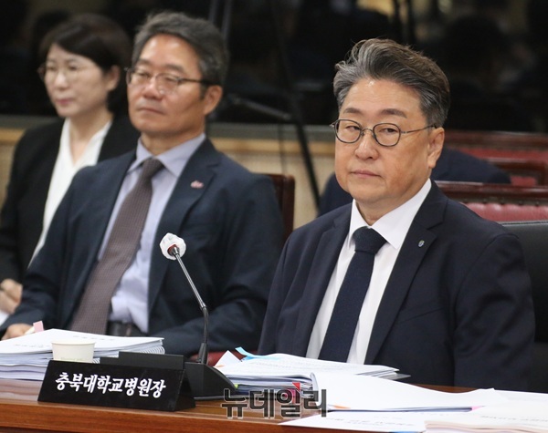 ▲ 23일 충북대에서 열린 국회 교육위위원회의 국정감사에 김원섭 충북대병원장(우)과 박유식 부총장이 앉아 있다.ⓒ이길표 기자