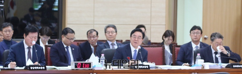 ▲ 충북대, 충남대, 충북대병원, 충남대병원장 등 피감기관장들이 23일 오전 충북대에서 진행된 국회 교육위원회 국정감사에 참석해 있다.ⓒ이길표 기사