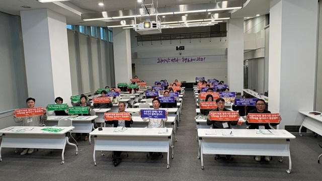 ▲ 지난 22일 시청 순암홀에서 열린 ‘2025년 제2회 우수기업 제품설명회’에서 참가자들이 기념촬영을 하고 있다. ⓒ광주시 제공