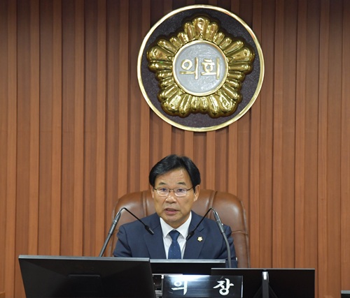 ▲ 조용훈 논산시의회 의장이 23일 제2차 본회의에서 폐회를 선언하고 있다.ⓒ논산시의회