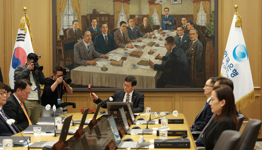 ▲ 이창용 한국은행 총재가 23일 서울 중구 한국은행 본관에서 열린 금융통화위원회 본회의에서 의사봉을 두드리고 있다. ⓒ한국은행