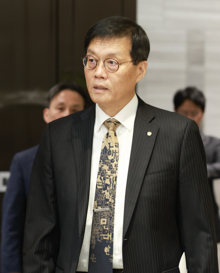 ▲ 이창용 한국은행 총재가 23일 오전 서울 중구 한국은행 본관에서 열린 금융통화위원회 본회의에 참석하고 있다. ⓒ한국은행