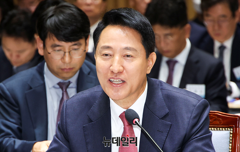 ▲ 오세훈 서울시장이 23일 오전 서울시청에서 열린 행정안전위원회 국정감사에서 의원들의 질의에 답변하고 있다. ⓒ서성진 기자