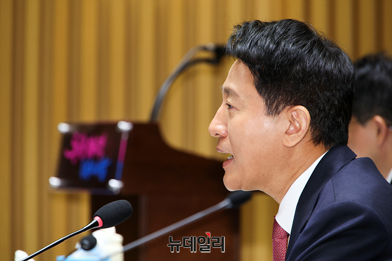 ▲ 오세훈 서울시장이 23일 오전 서울시청에서 열린 행정안전위원회 국정감사에서 의원들의 질의에 답변하고 있다. ⓒ서성진 기자