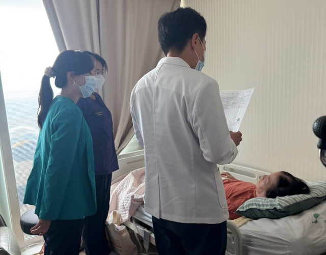 ▲ 돌봄의료센터 관계자들이 찾아가는 자살예방 서비스를 제공하고 있다ⓒ화성시 제공