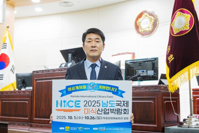 ▲ ‘2025 남도국제미식산업박람회’의 성공적인 개최를 기원하는 릴레이 응원 캠페인에 동참한 배정수 의장ⓒ화성시의회 제공