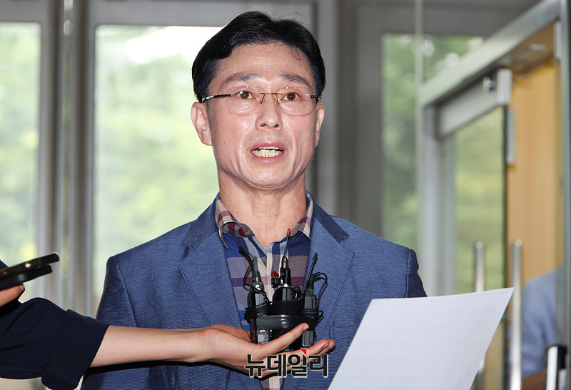 ▲ 업무상 과실치사 혐의로 고발된 임성근 전 해병대 1사단장이 서울 서초구 순직해병 특검팀에 피의자 신분으로 조사를 받기 위해 출석하며 입장문을 읽고 있다. 2025. 8. 11. ⓒ서성진 기자