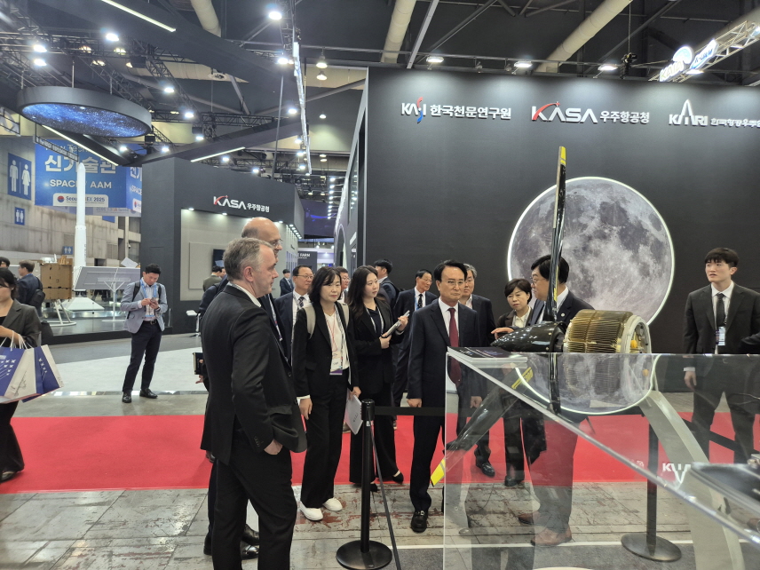 ▲ 사천시 지난 17일부터 24일까지 서울공항 및 KINTEX에서 개최되고 있는 ‘서울 ADEX 2025’에 참가해 사천에어쇼 홍보관과 사천관을 운영하는 한편 전 세계 35개국 정부 대표단 및 국내외 주요 항공우주·방산 기업들과 활발한 면담을 이어가며 글로벌 네트워크 확장에 힘쓰고 있다.ⓒ사천시