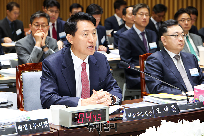▲ ▲ 오세훈 서울시장이 23일 오전 서울시청에서 열린 행정안전위원회 국정감사에서 의원들의 질의에 답변하고 있다. ⓒ서성진 기자