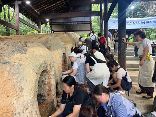 ▲ 교육생들이 가마에 도자기를 넣고 굽고 있다.ⓒ명지대