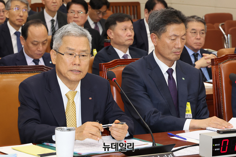 ▲ 김동철 한국전력공사 사장이 23일 서울 여의도 국회에서 열린 기후에너지환경노동위원회 국정감사에서 의원 질의에 답하고 있다. ⓒ 이종현 기자