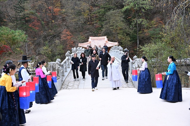 ▲ 평창군이 2025 세계올림픽도시연맹총회를 맞아 평창을 찾는 국내외 귀빈들을 위해 지난 22일 '손님맞이 환영 인사'를 진행했다. ⓒ평창군