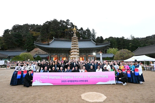 ▲ 평창군이 2025 세계올림픽도시연맹총회를 맞아 평창을 찾는 국내외 귀빈들을 위해 지난 22일 '손님맞이 환영 인사'를 진행했다. ⓒ평창군