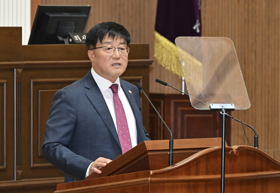 ▲ 진주시의회 김형석 의원은 지난 22일 열린 제269회 진주시의회 임시회 제1차 본회의 5분 자유발언에서 정신장애인이 직업재활을 통해 정신장애인도 일할 권리 보장받아야 할 것 이라고 발언 하고 있다.ⓒ진주시의회