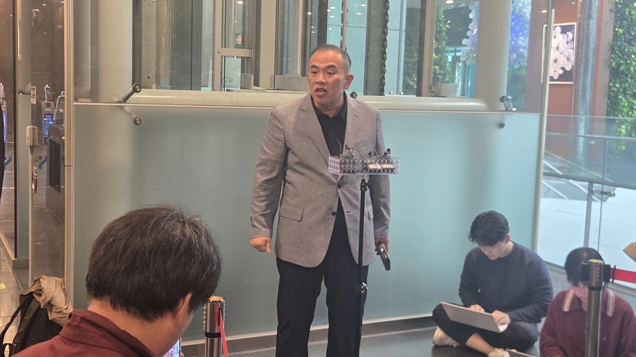 ▲ 명태균 씨가 23일 국회 행정안전위원회의 서울시 국정감사에 증인 출석에 앞서 기자회견을 하고 있다. ⓒ김승환 기자