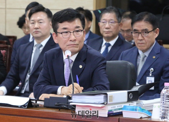 ▲ 윤건영 충북도교육감이 건설업체 대표와의 ‘골프 접대’ 의혹으로 국회 교육위원회 국정감사장에서 집중 질타를 받은 가운데 질의에 답변하고 있다.ⓒ이길표 기자