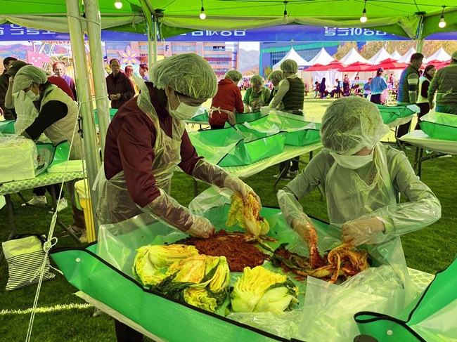 ▲ 지난해 하이원리조트에서 펼쳐진 김장 행사 모습. ⓒ강원랜드