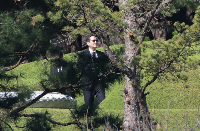 ▲ 이재용 삼성전자 회장이 지난해 10월 25일 오전 경기도 수원 선영에서 치러진 고 이건희 삼성그룹 회장의 4주기 추도식에 참석하고 있다.ⓒ연합뉴스